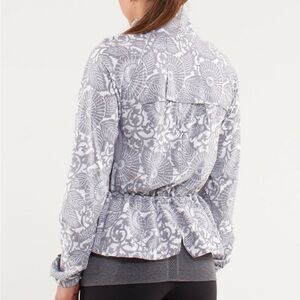 Lululemon Run: Travel To Track Jacket *Print
Beachy Floral White Fossil